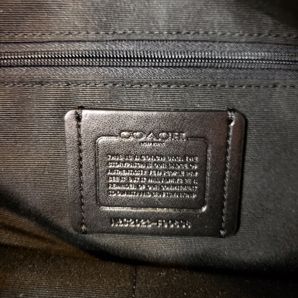 100% Authentic Coach Skylar Hobo Signature Canvas - Picture 2 of 10